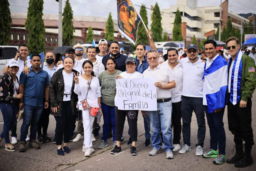 jcardonaerazo's tweet photo. No marcho con neonazis, golpeadores de mujeres, testaferros de narcos, contratadoras de mareros, gays homofóbicos y gente cuyo código moral y ético es todo menos cristiano.
Aunque pensándolo bien, necesitan, como todos, a Cristo en sus corazones, toda vez que les saquen los demonios.