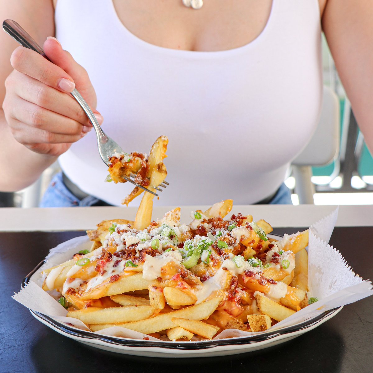 CHEESE FRIES ✌🏼 #blacktapthat #foodie #delish #fries #smokedbacon #queso #parmesan #vegas #venetianvegas #blacktaplv