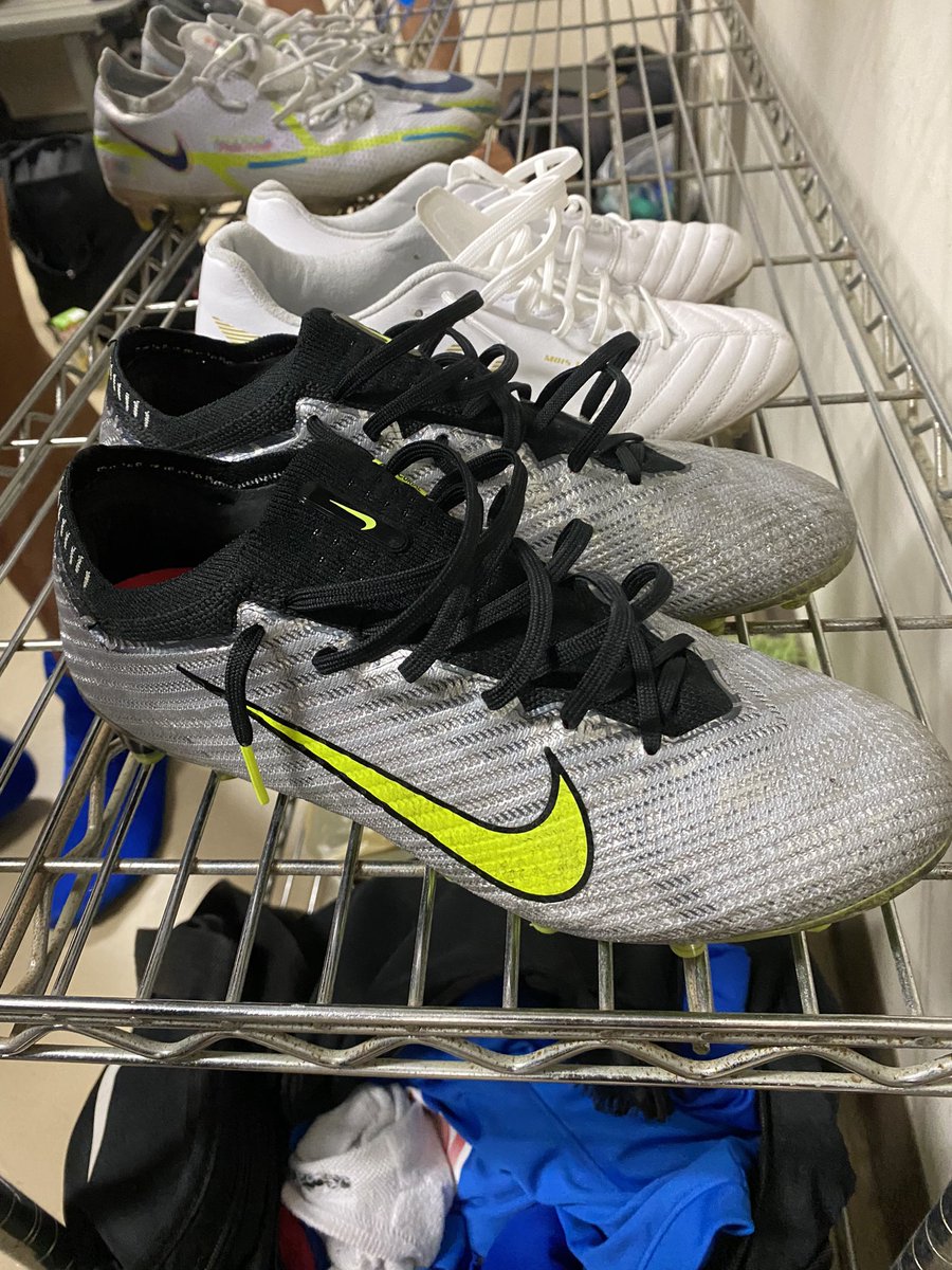 kajikiftb's tweet photo. 本日のロッカールームと、
マーキュリアルヴェイパー 

#kajikifc https://t.co/Rtd40oFeng