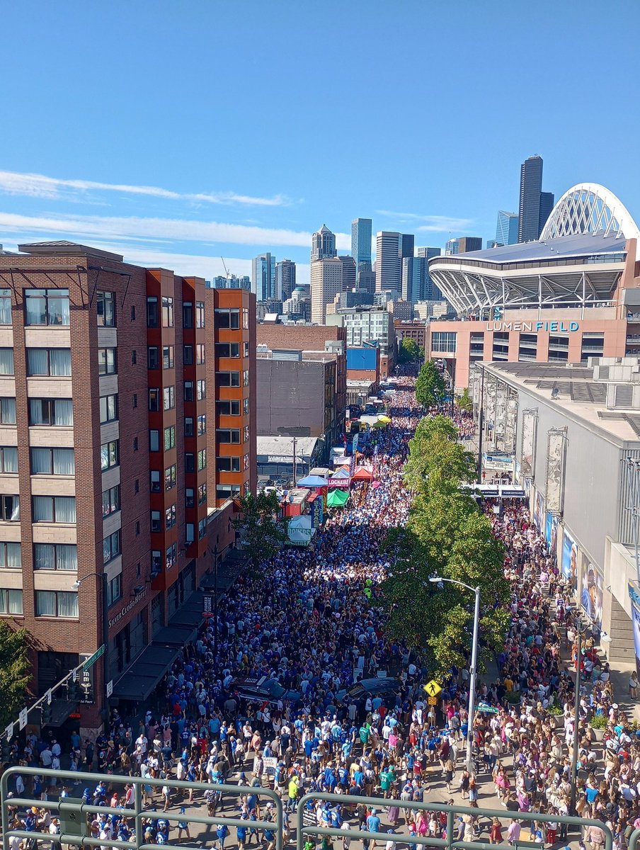 5drinkMax's tweet photo. Taylor Swift fans 🤝MLB fans
#TaylorSwiftTheErasTour #Mariners #BlueJays #Seattle https://t.co/ZPwPnrbciK