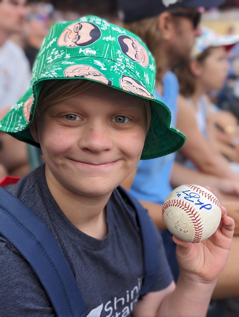 BreadBox99's tweet image. There's nothing cooler to a 12 year old than having your game ball signed by Eloy Jimenez and Jake Burger. 🥰 #WhiteSox