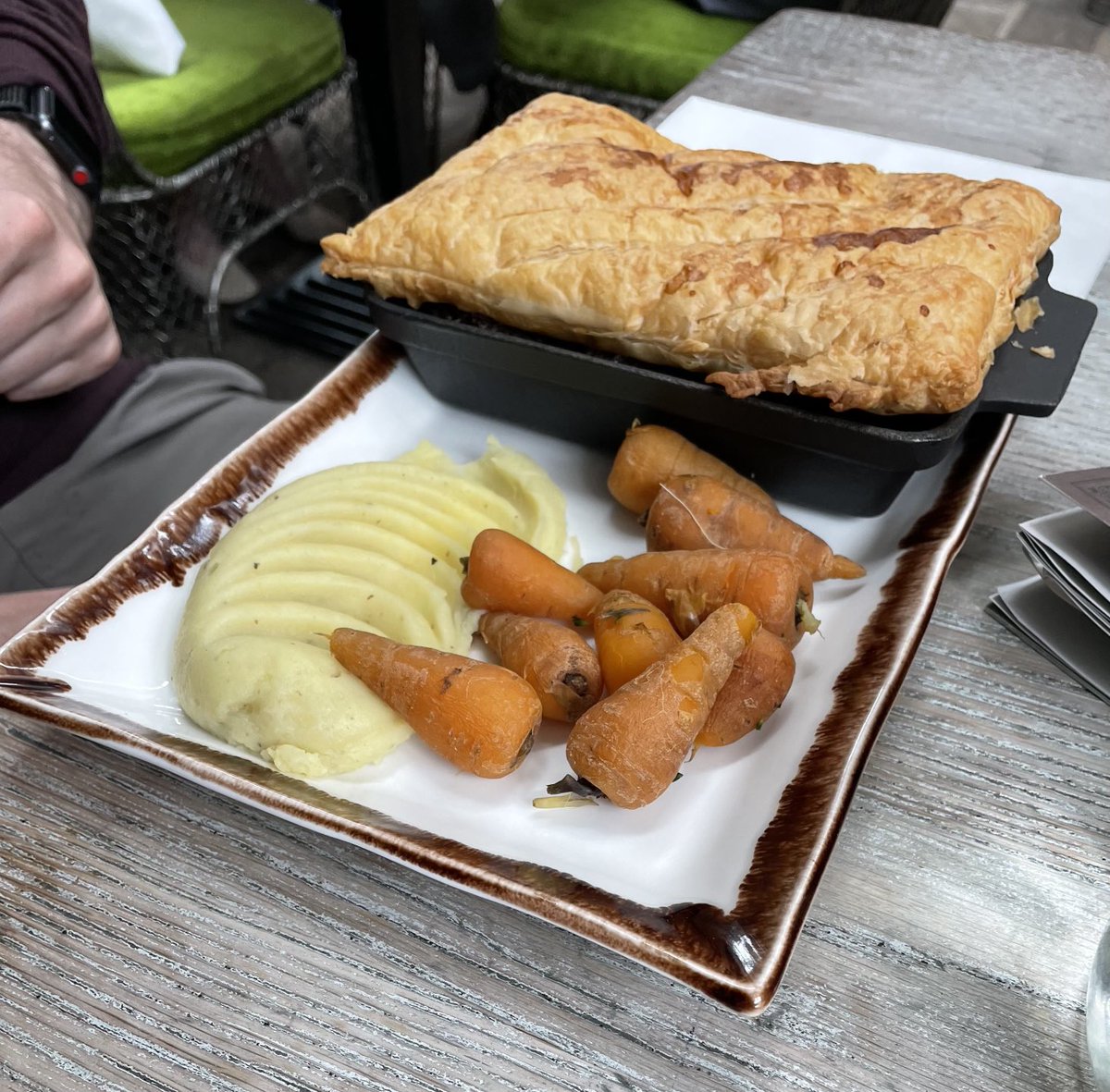 SuddenlyStepmom's tweet photo. Meat pie, anyone? #wheninScotland https://t.co/3xVWsXAfbp