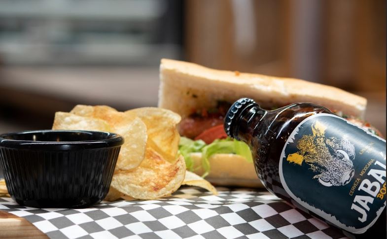 Aprenda como é feita a cerveja artesanal na "Primus Microcervecería". Viva diferentes experiências neste verão, com #HEINEKEN México e #CerveceríaPrimus, em San Juan del Río, Querétaro. Desfrute de diferentes tipos de cerveja, aconselhados por um especialista cervejeiro. Você