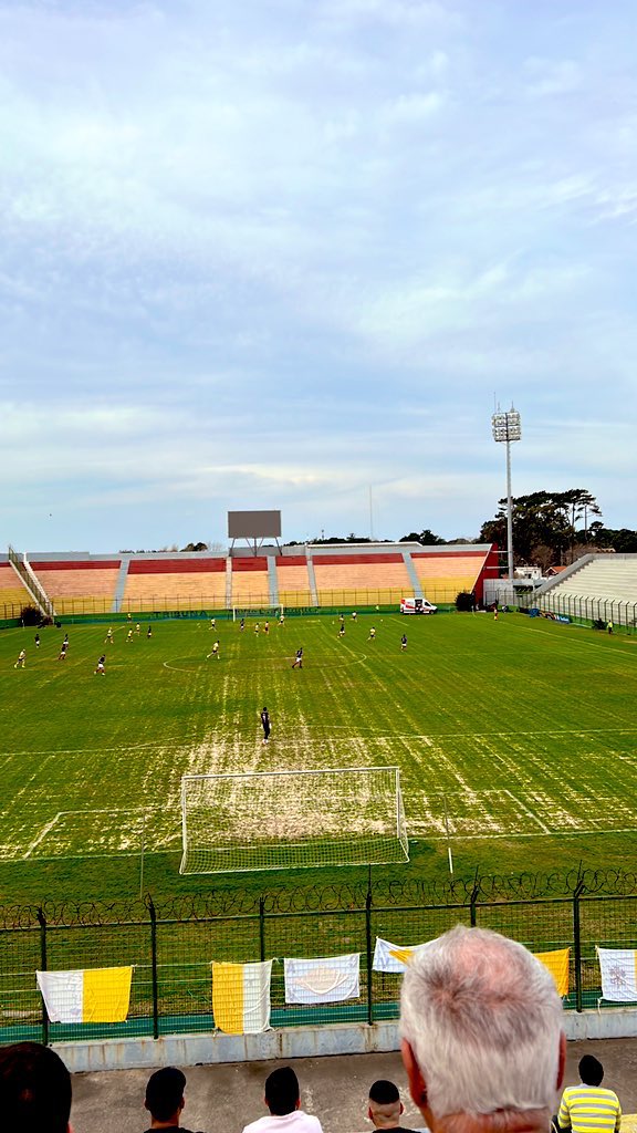 charlybev's tweet photo. Y ahora @AUFOficial @SegundaAUF fijaron una cancha de @FutbolPlayaAUF ..
se te queman los papeles Nachito @nachoalonso33 https://t.co/pFgU4h73N7