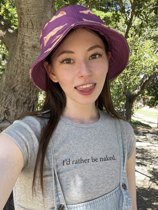 More people should wear hats with nude women https://t.co/G56HMjRNJZ