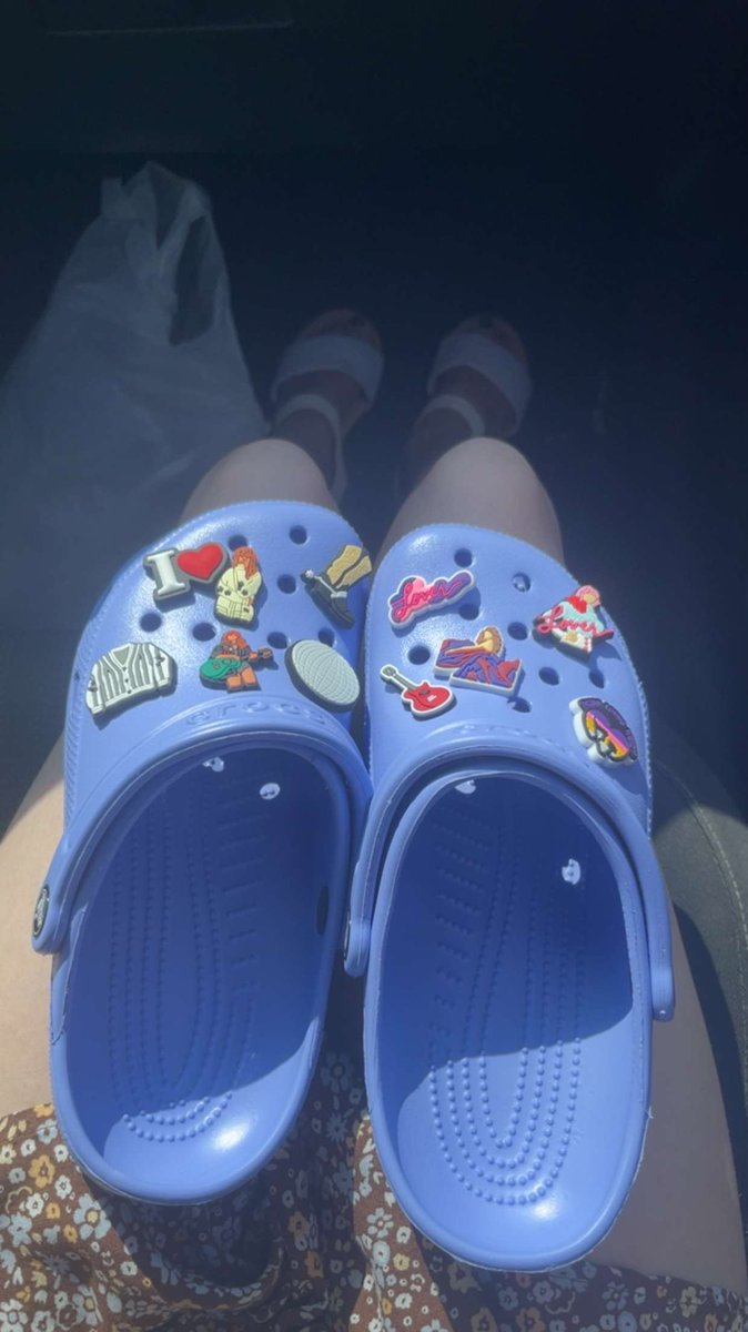 effectsoftaylor's tweet image. i got taylor crocs btw