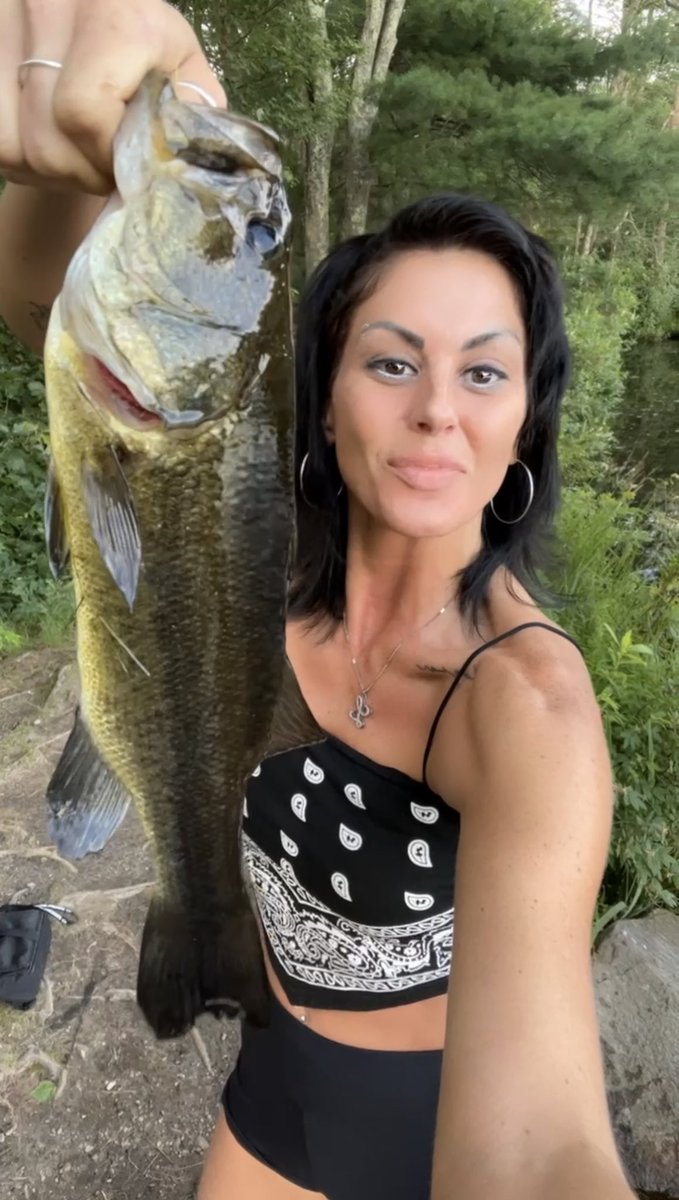 KaylaChelseaxo's tweet image. In my niche, doing niche things✨

#bassfishin🎣
#divaswhofish💎

@idinamenzel @KChenoweth 
Please come fishing with me.