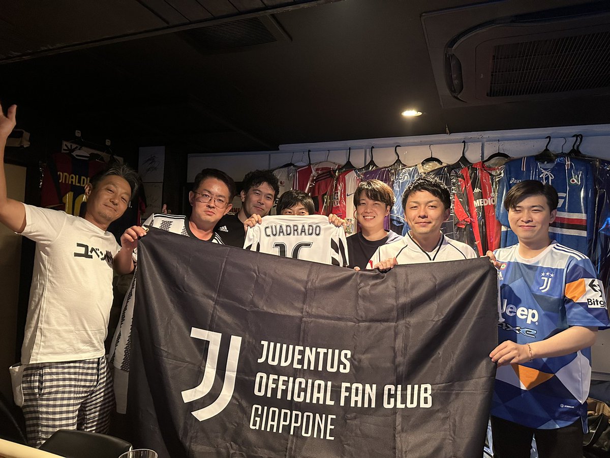 JuClubGiappone's tweet photo. 昨夜大阪で懇親会を開催しました。
@Bar_ShakeHands 様にて記念撮影📷
当会は23/24シーズンも各所イベント開催を実施致しますのでユベンティーニの皆様のご参加お待ちしております。
#juventus #JOFCG https://t.co/5yC2ycDUFs