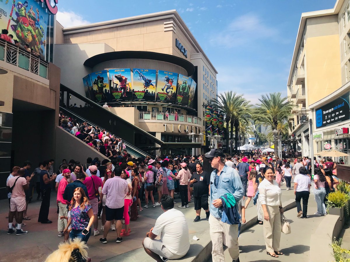 MyJamillah's tweet photo. Crowd 

#BarbieTheMovie 
#Barbie https://t.co/fdF2hJgUfR