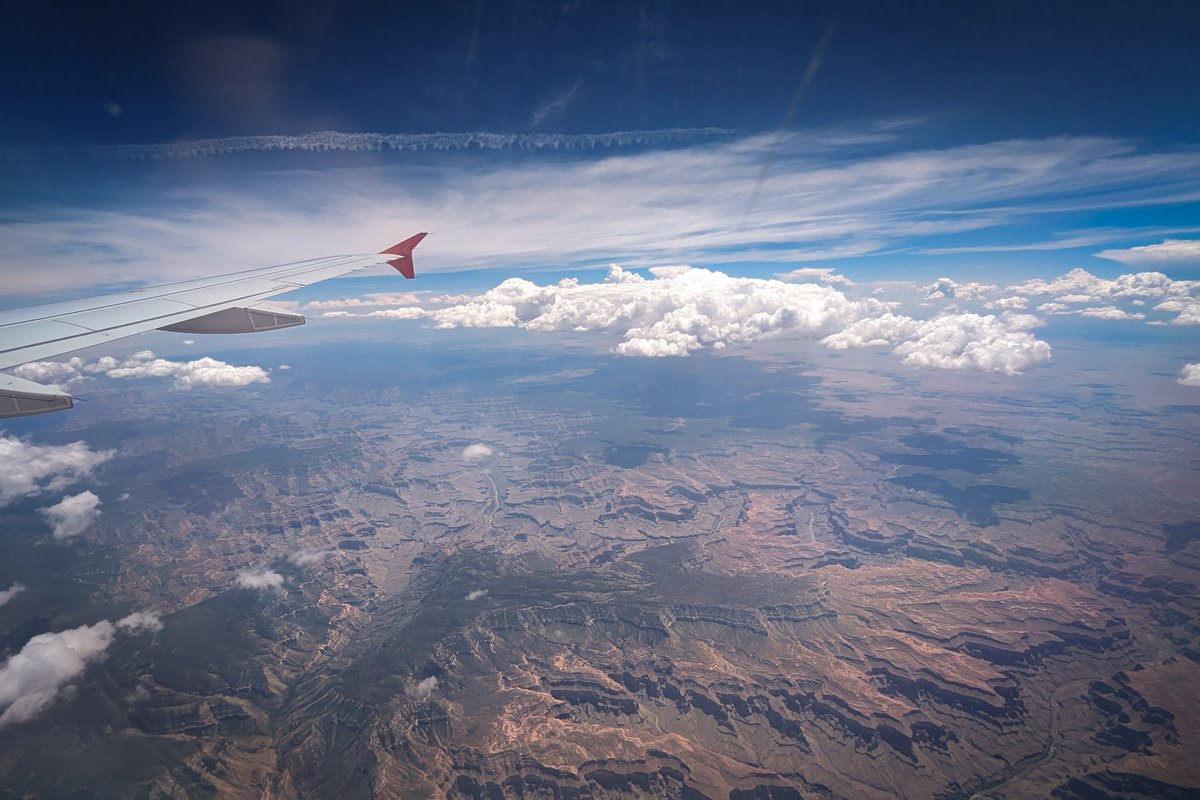 jasonoyoung's tweet image. Always pick the window seat ✈️