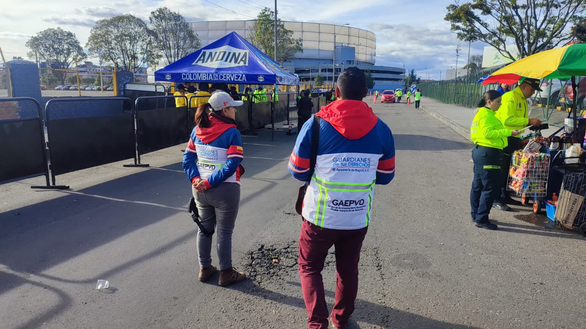 personeriabta's tweet photo. #FútbolEnPaz ⚽️

Nuestros guardianes del #GAEPVD en el estadio #ElCampín 🏟️ verifican el ingreso de hinchas, elementos y promueven una cultura de paz en el partido entre @MillosFCoficial y @DeporPereiraFC.

#GuardianesDeTusDerechos https://t.co/7Qx5Va5E5x