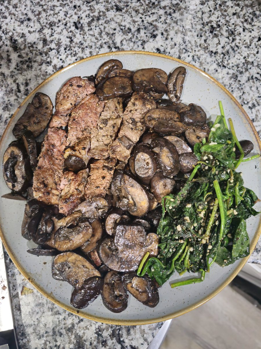 Steak, baby bella mushrooms, spinach. 

#MFerMeals @bhdonkey1