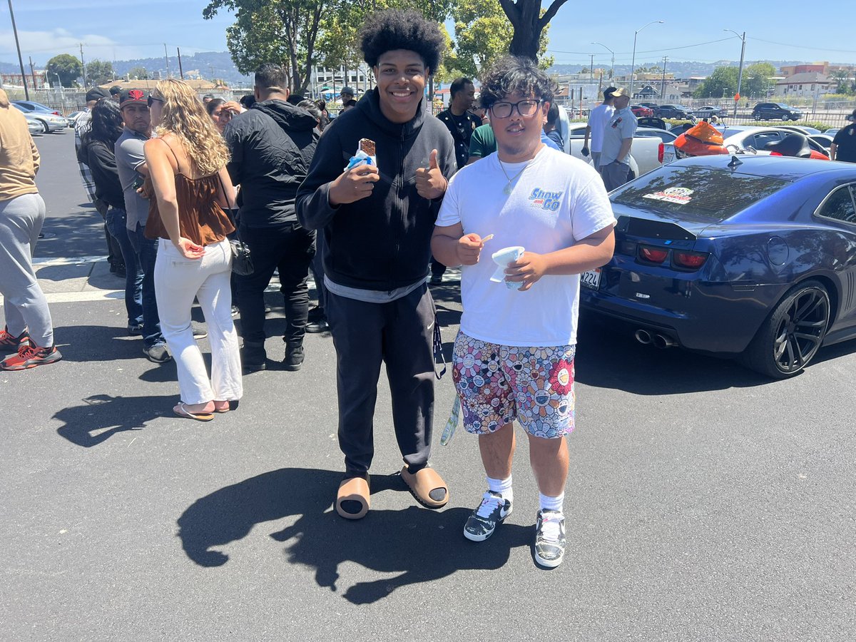 AlicesTake's tweet photo. #EastOakland #love for #DonJuan the #icecreamman who was robbed last week! Today the #community #boughtout all his sweet treats in a show of support! 
@AlamedaCoFire @norcalracing_ https://t.co/276uY93cjZ