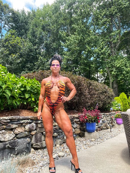 Saturday ☀️😉🍑 https://t.co/ceXaJETHyZ