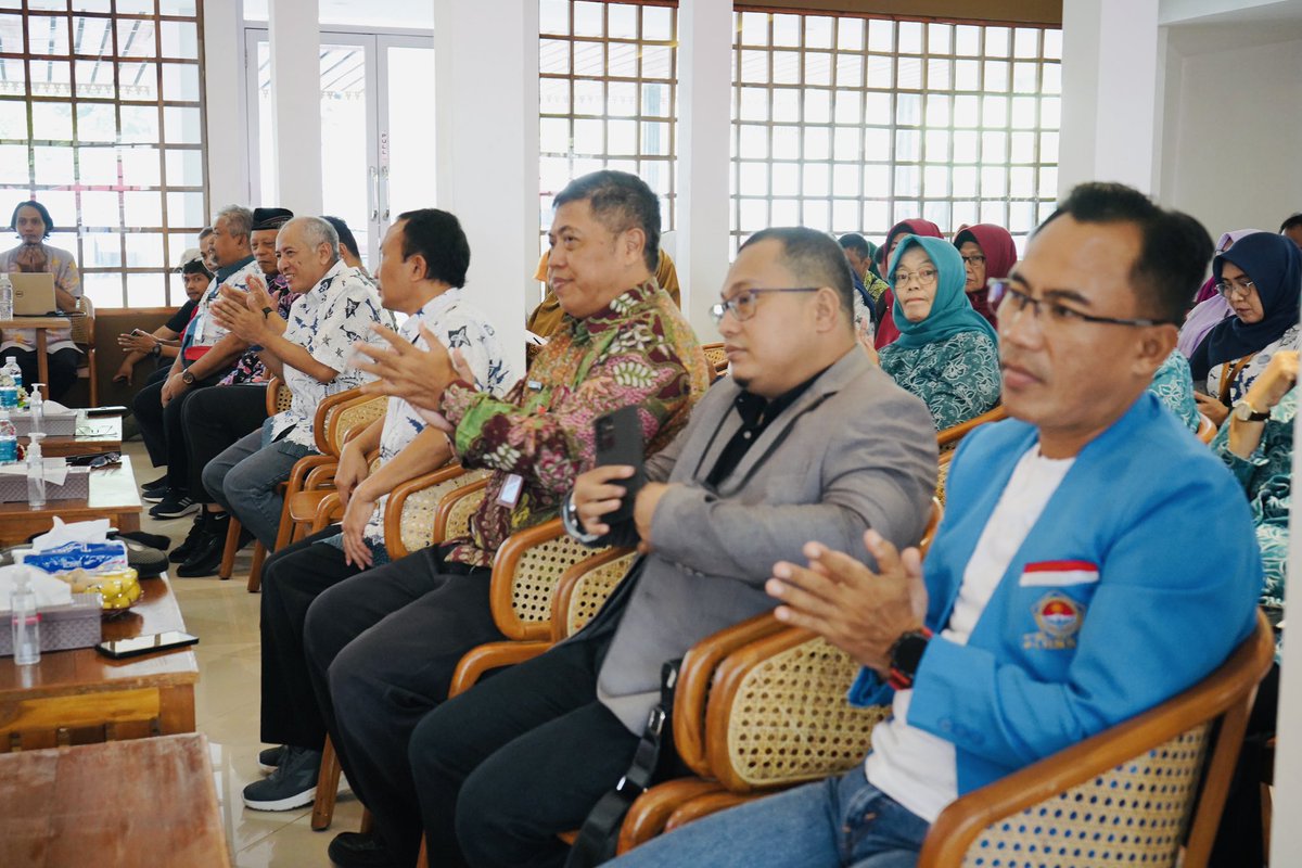 Kolaborasi Dinas Kelautan dan Perikanan Provinsi Jawa Tengah bersama Ketua DPD HNSI Jateng yg sekaligus sbg Pengurus KADIN Kota Tegal Bid. Kelautan dan Perikanan dlm kegiatan Central Java Fis Market dgn tema Aku dan Ikan di <a href="/dkpjateng/">DKP Prov Jateng</a> <a href="/ganjarpranowo/">Ganjar Pranowo</a> <a href="/saktitrenggono/">Sakti Wahyu Trenggono</a> <a href="/PemkotTegal/">Prokompim Setda Kota Tegal</a>
