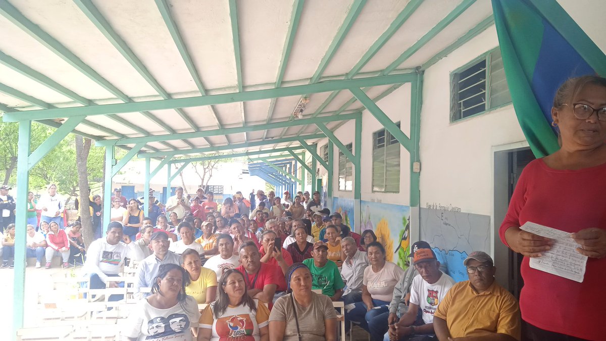 Este sábado participamos en un encuentro de productores y productoras del eje Tocuyo Medio, en la escuela de agua salada de la Comuna Agua de Obispo. Se está construyendo junto al pueblo organizado el nuevo sistema económico comunal. El poder popular es el camino..!