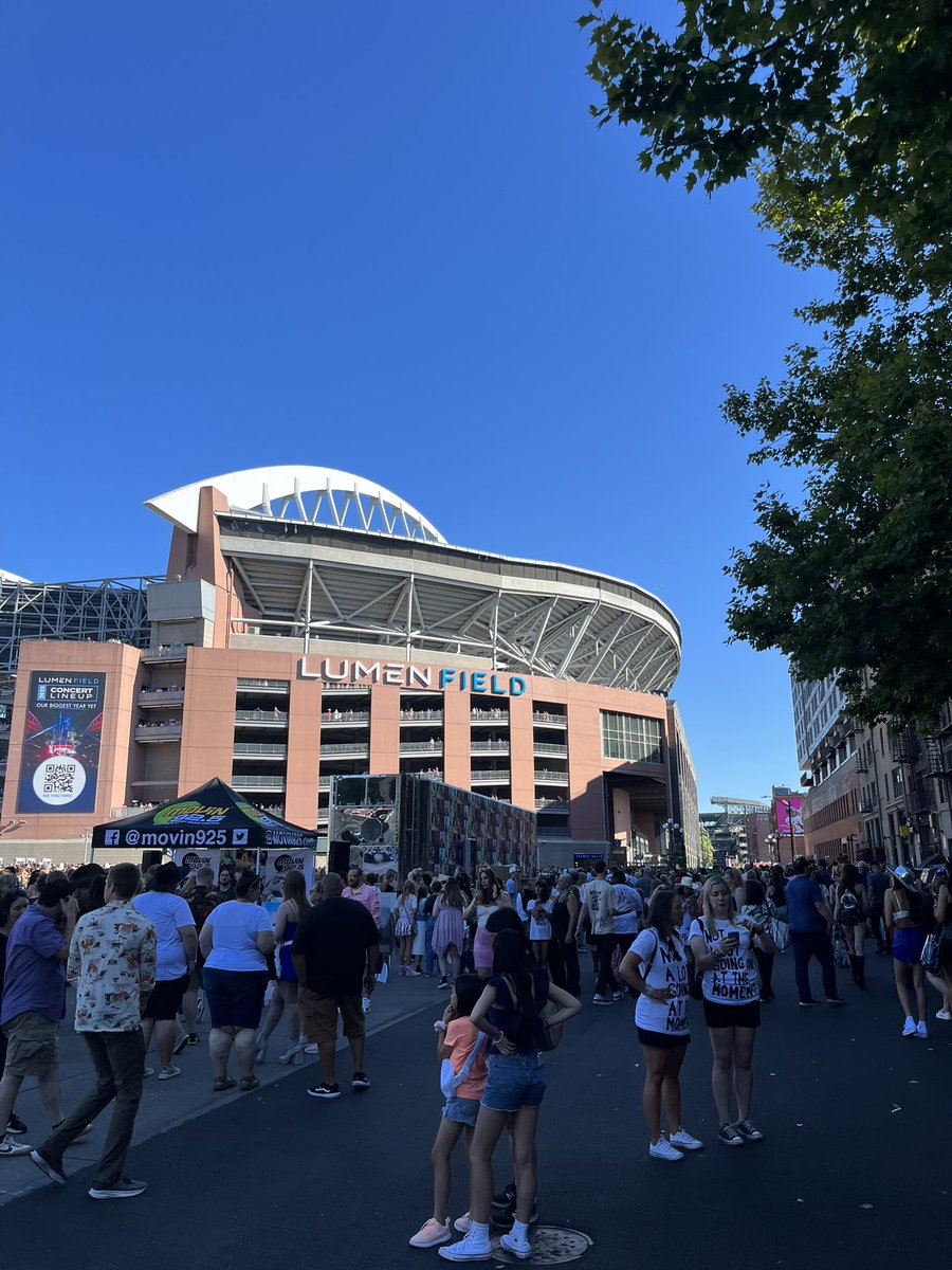 komonews's tweet image. It’s a beautiful for a concert! Crowds are packing Lumen Field for #TaylorSwiftErasTour We’ll be here all night documenting the show, follow along with #komonews