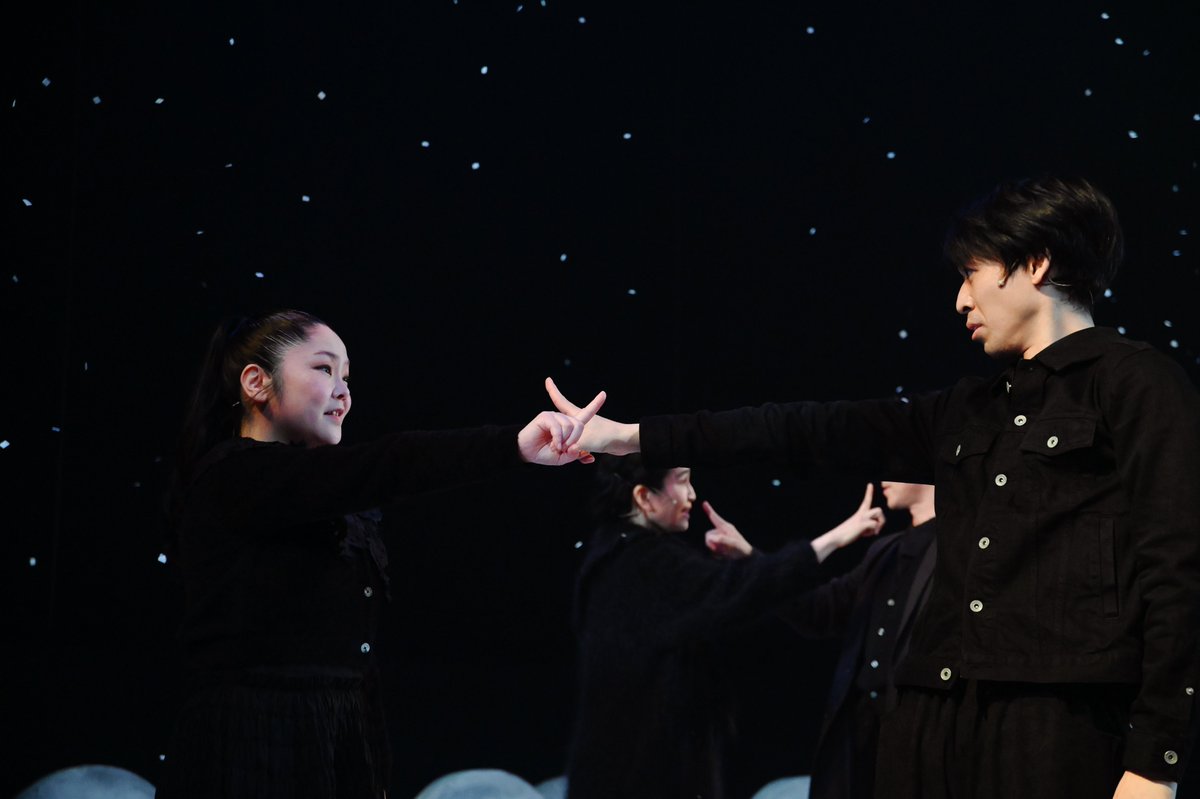 【本日】23日（日）14：00開演／当日券は13：00より劇場受付で販売いたします。今日も良いお天気で暑くなりそうですが…劇場内空調がしっかり効いておりますので、よろしければ羽織るものをご持参ください。本日もご来場心よりお待ちしております。
【上演時間：約2時間】
