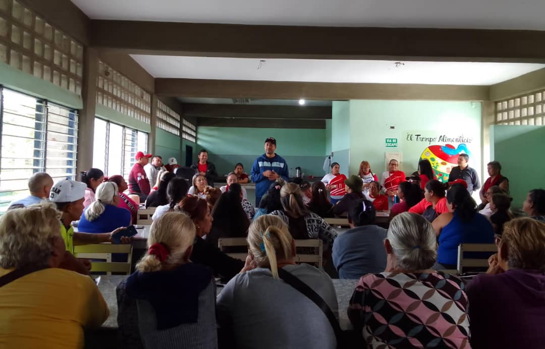 🔴IRIBARREN

Con un Cafesito se desarrolló Encuetro Popular con líderes y lideresas de las UBCH de la parroquia Catedral del municipio Iribarren en construcción de las victorias.

<a href="/PsuvIribarrenVe/">PSUV - Municipio Iribarren/Estado Lara</a> 
<a href="/LuisJonasReyes/">Luis Jonás Reyes</a> 
#PsuvEnLaCalle