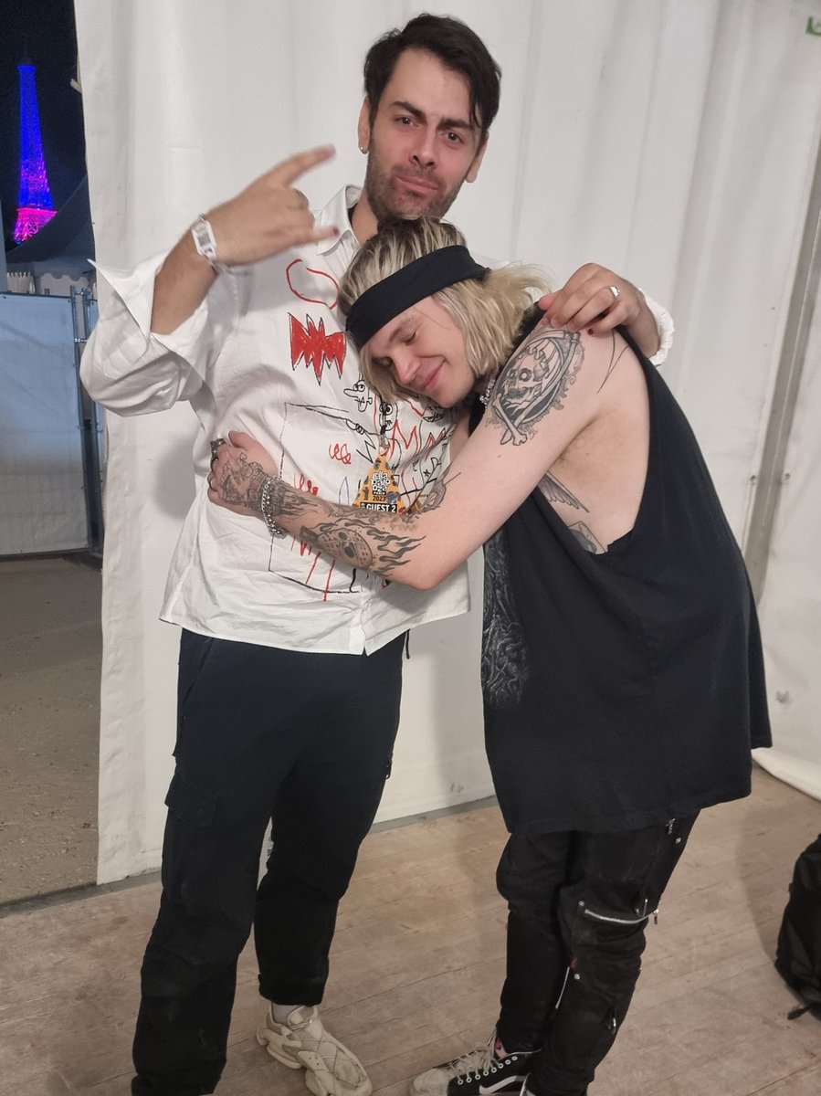 Samplifire's tweet photo. Always good to see the homie crush it, we even made a lil song before his set 😎 https://t.co/ybDpmYwva2