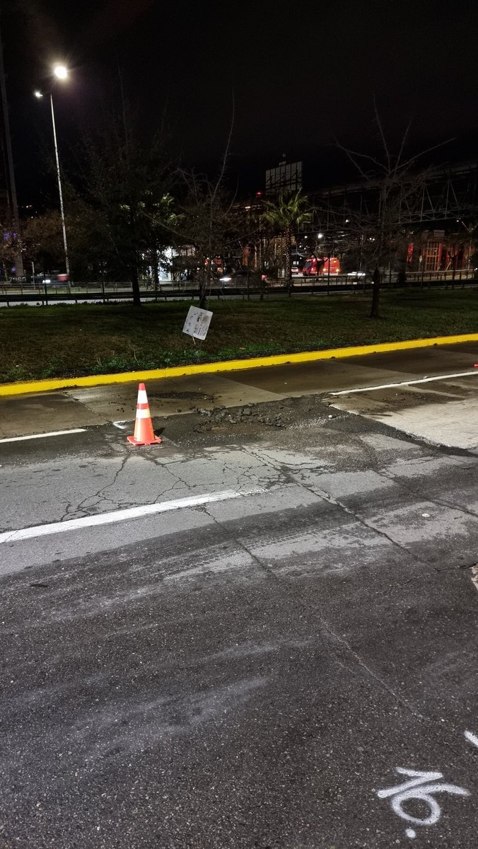 Felipeguerraty's tweet photo. @danielapenaloza esta semana se cumple 1 mes con la primera pista de Kennedy lateral (con las tranqueras) cerrada sin que nadie venga a hacer absolutamente nada. Se ha dado aviso a @Muni_LasCondes y @LC_transito Con la lluvia ya hay hoyos muy peligrosos. https://t.co/FrwIaUOSqL
