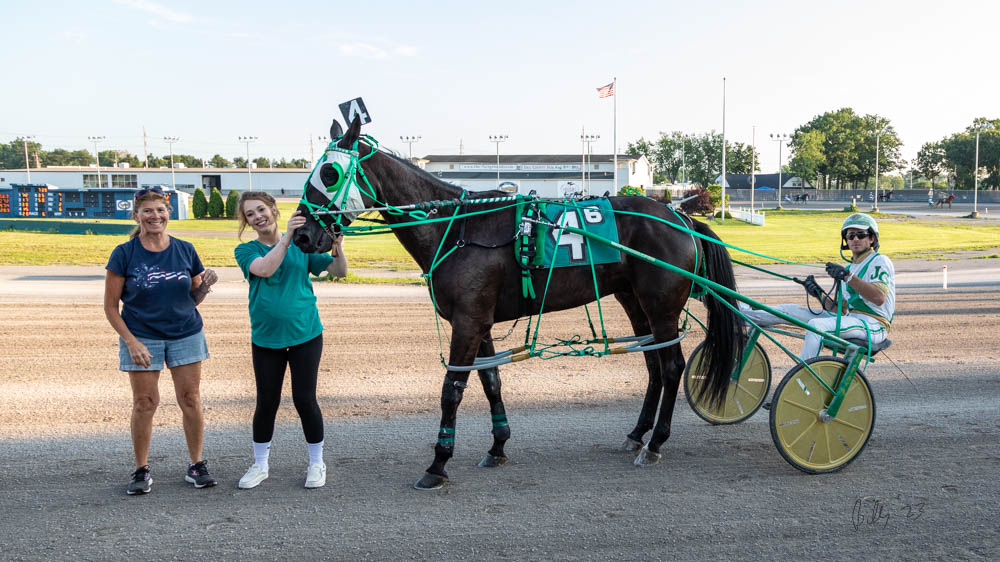 burke_foto's tweet photo. Trainer Sam Smith and owner Michael L Torcello collect their second win tonight at Buffalo Raceway in the seventh where they have Jim Morrill Jr in the buggy behind ONE OFF DELIGHT A.

#harness @BuffaloRaceway https://t.co/1QFpR4aG44