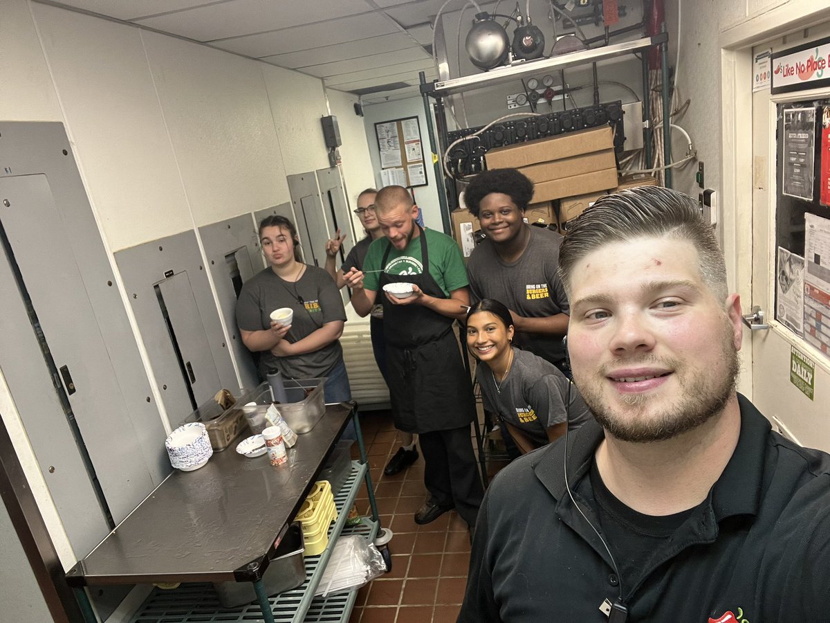 TylerRayburn09's tweet photo. How about some Sundae fun day on Saturday night in Jville! Great way to return from vacation! #chilislove #culturematters #saturdaysundae https://t.co/tq2tmGYYxm