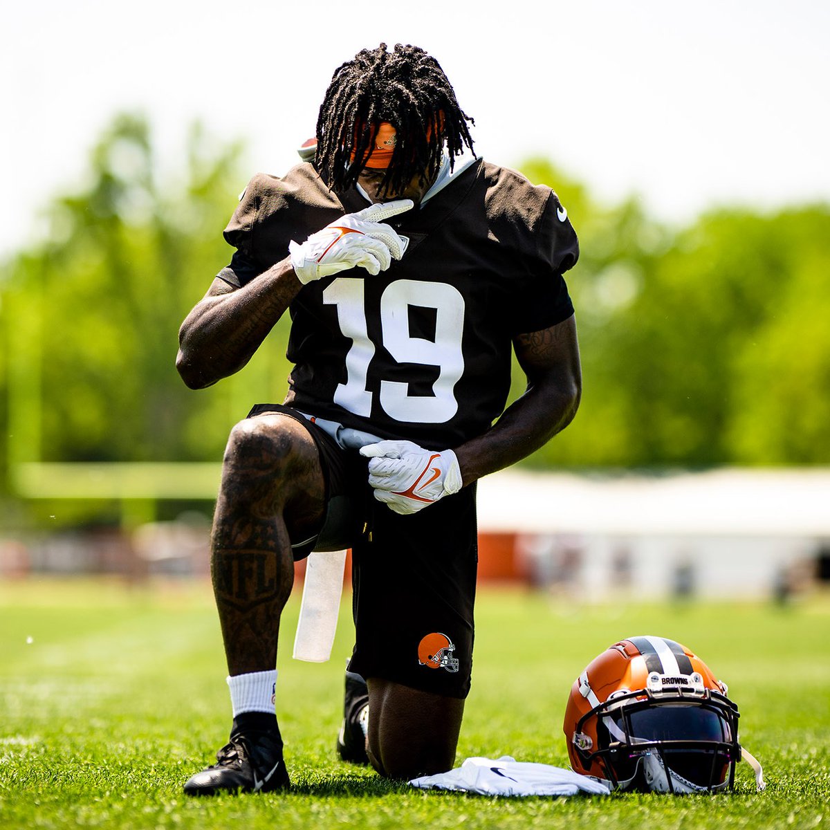 Browns's tweet photo. We're rallying behind Marquise as we begin training camp 🧡✊

📰 » https://t.co/HqMfTloTqx https://t.co/4H6lICWzJ7