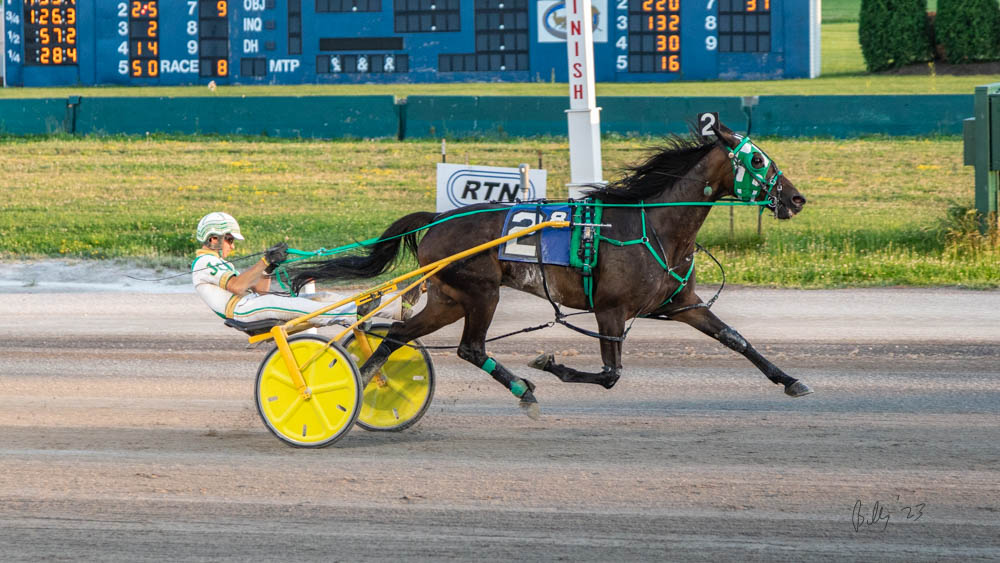 burke_foto's tweet photo. Joseph Chindano Jr returns to the winner's circle with the speedster DESWANSLITTLELORIE in Buffalo Raceway's eighth for owners Fox Racing Inc and RBH Ventures Inc.
#harnessracing @BuffaloRaceway https://t.co/KjjoX0dthi