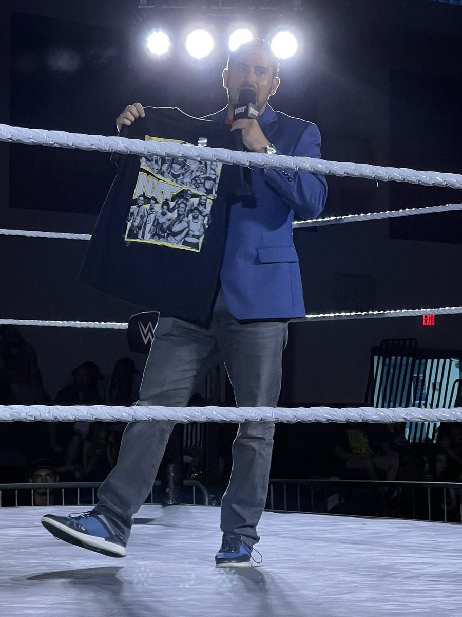 bhsqueen03's tweet photo. @StatguyBAC talking about the #FanOfTheNight prize pack at #NXTGainesville. 😁 https://t.co/uBGKHL3BG9