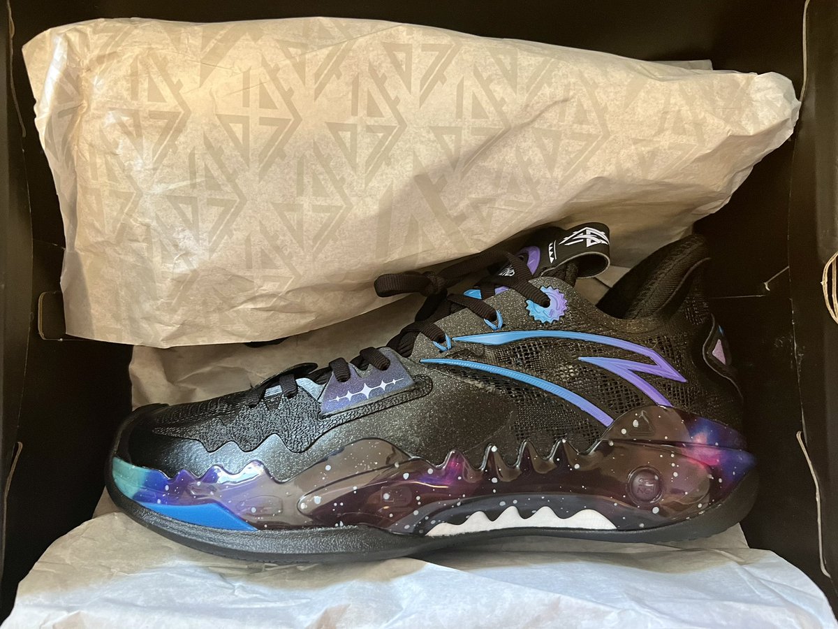 jcnet2021's tweet image. 今日到着した #ShockWave5 の取り寄せ5足目です。

6足目も中国の方から発送したので、興味ある方は、ぜひ問い合わせしてみてください。

チャンネル登録よろしくお願い致します！

これからも引き続き #バスケ、#バッシュ の関連動画を作り続けます。

#カイリーアービング　#ANTA