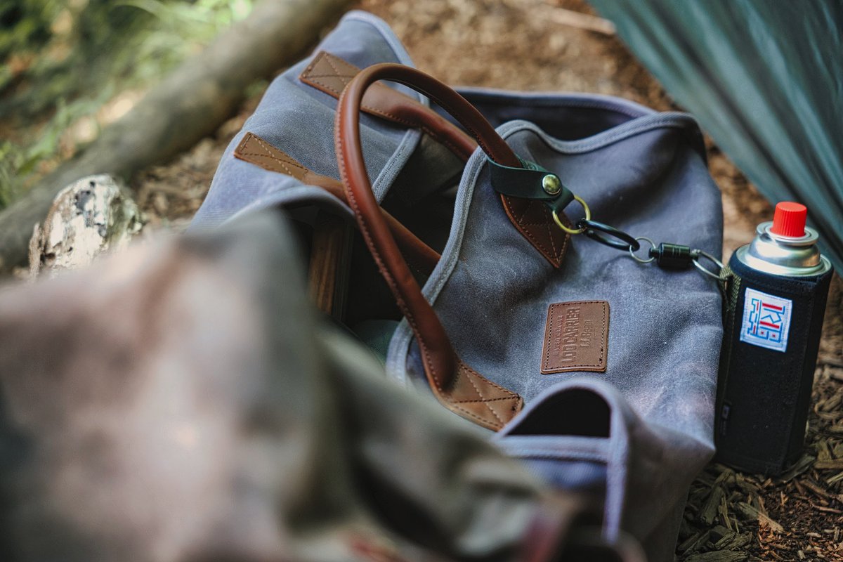 koto_factory's tweet photo. L.L.Bean
Waxed-Canvas Log Carrier
薪を運ぶために作られたようですが、薪だけでは勿体無い。
キャンプギアを詰め込んで、持ち運ぶのに重宝してます。
ジッパーがないので、虫の侵入が多々ありますが、ガバッとモノを取り出せるのは便利。
これからの経年劣化を楽しめそうです。 https://t.co/mvjHzg9mDq