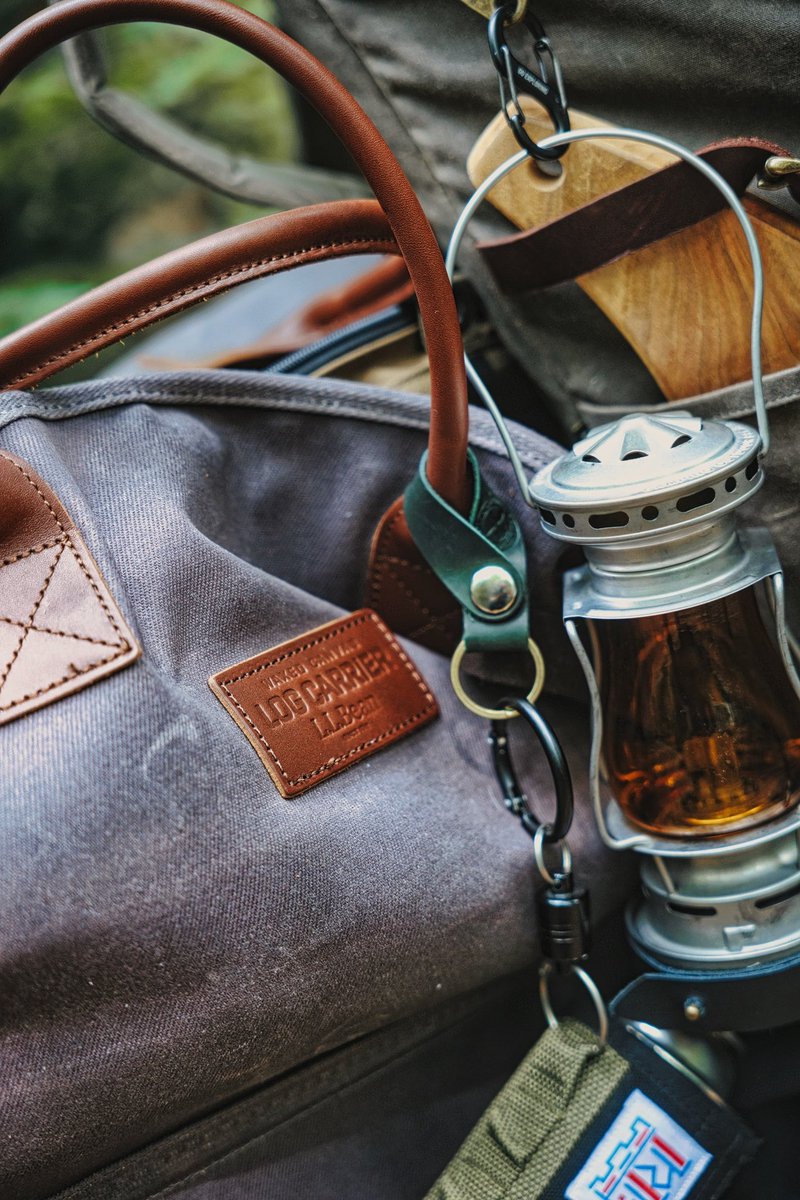 koto_factory's tweet photo. L.L.Bean
Waxed-Canvas Log Carrier
薪を運ぶために作られたようですが、薪だけでは勿体無い。
キャンプギアを詰め込んで、持ち運ぶのに重宝してます。
ジッパーがないので、虫の侵入が多々ありますが、ガバッとモノを取り出せるのは便利。
これからの経年劣化を楽しめそうです。 https://t.co/mvjHzg9mDq