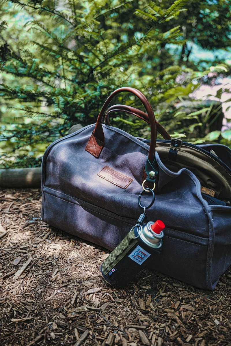 koto_factory's tweet photo. L.L.Bean
Waxed-Canvas Log Carrier
薪を運ぶために作られたようですが、薪だけでは勿体無い。
キャンプギアを詰め込んで、持ち運ぶのに重宝してます。
ジッパーがないので、虫の侵入が多々ありますが、ガバッとモノを取り出せるのは便利。
これからの経年劣化を楽しめそうです。 https://t.co/mvjHzg9mDq