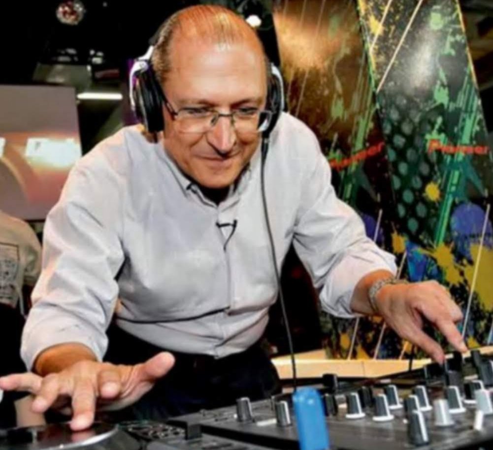 Almas, bora pra conversa de sábado.

O que vocês estão achando do Alckmin?
Eu lembro que muita gente da esquerda torceu o nariz  (e com razão) quando o anúncio de vice do Lula foi feito.
É cedo pra saber, não gostam ainda, ou  mudaram de opinião?