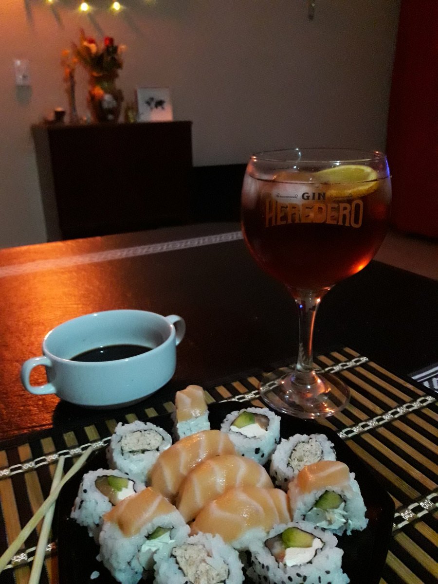 Herny_62's tweet photo. Sushi &amp; gin tonic...noche se sabado https://t.co/U40EPurYap