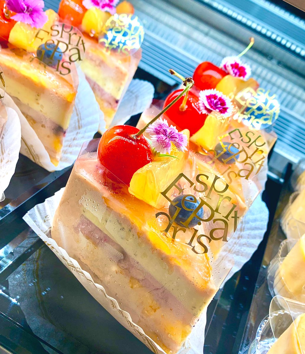 ミズチサト
数量限定ケーキです！

赤桃・バニラ・アマンドのムース。
レモン・ミントのムース。
ヨーグルトとラズベリーブルーベリーのガルニチュール(ざっくり混ぜ合わせたもの)

さっぱり甘酸っぱい感じで夏にピッタリなケーキです☀️