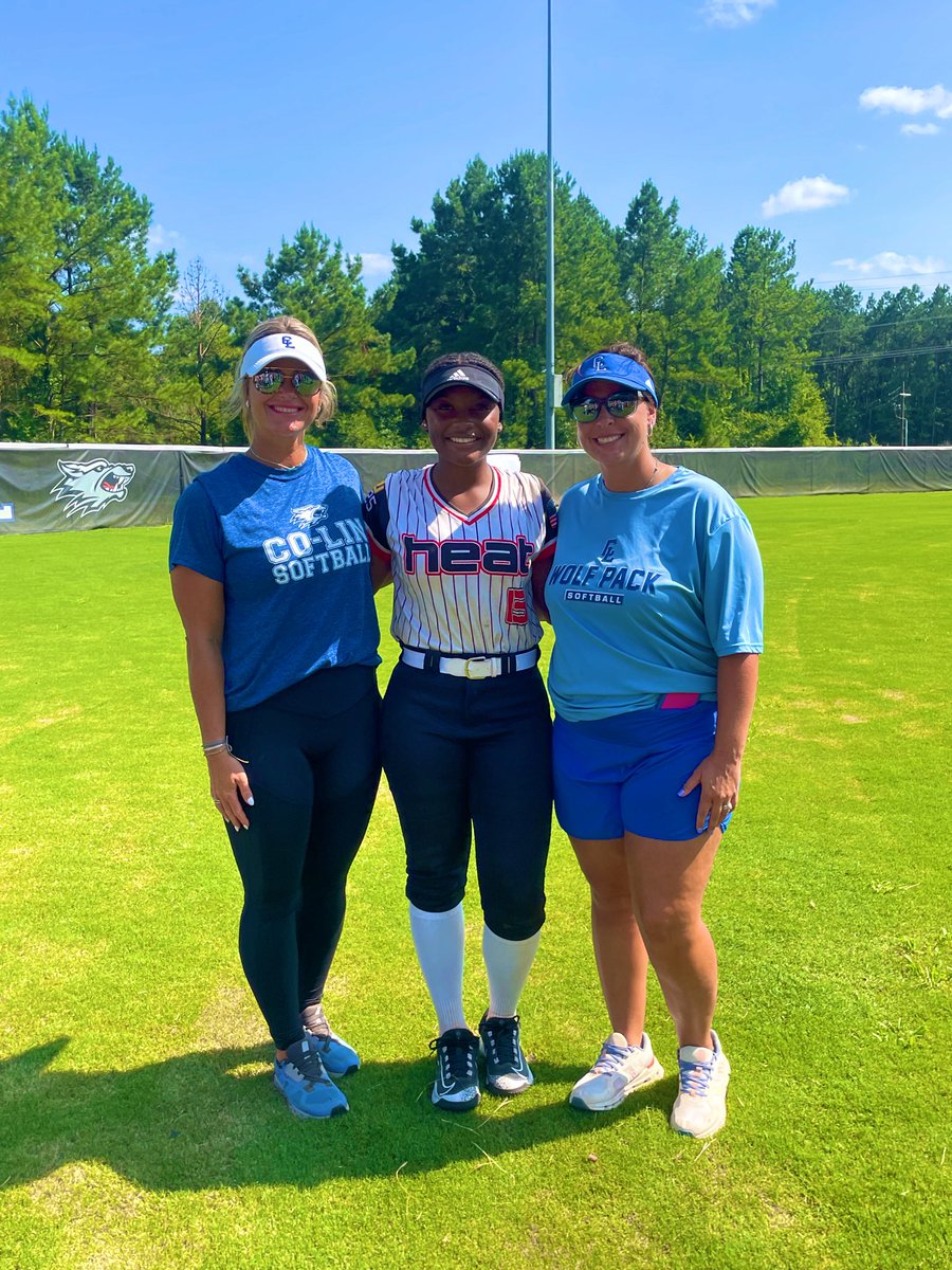 cadence_shepp13's tweet photo. Had a great time at @CoLinSoftball  camp ! Grateful for the opportunity and experience to get some work in with amazing coaches and the national champs ! 💙🤍 @CoachMeleah @coachbeall07 Can’t wait for the next camp ! @HeatPitch https://t.co/vdXlXZqnRL