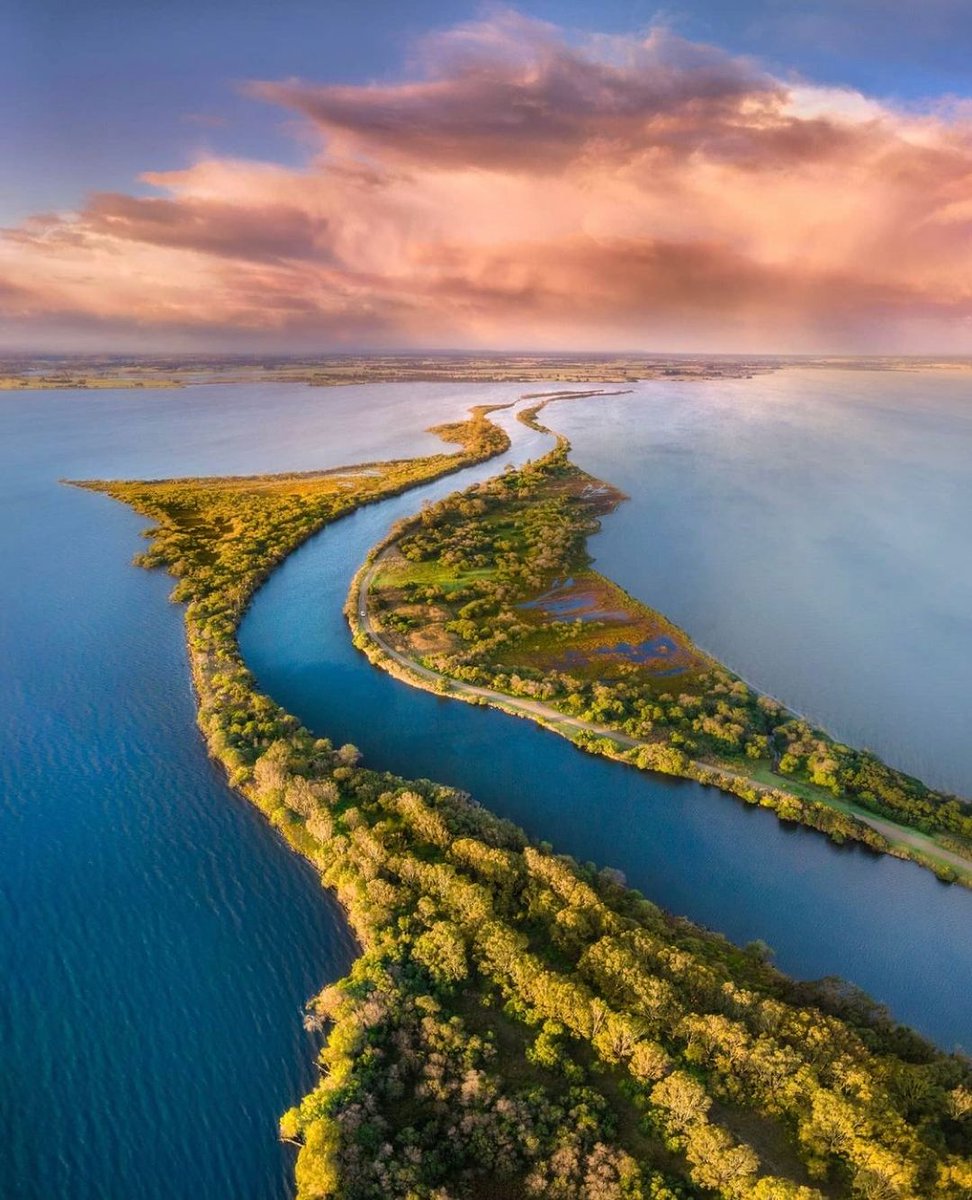 The Mitchell River Silt Jetties in Gippsland are among the longest in the world, stretching for eight kilometres through the Gippsland Lakes ⛵

📍 Eagle Point, Gippsland Lakes, 3.5 hours east of Melbourne on Gunaikurnai country
📷 via IG/jrodcaptures