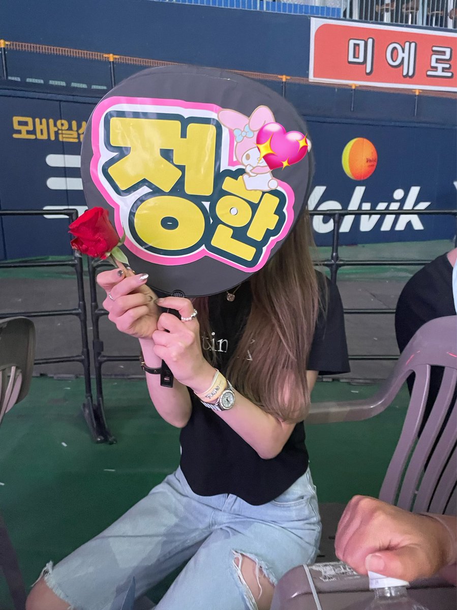 Napo_pi's tweet photo. ソウルコンってこんなに素敵なの！？

ジョンハンにバラ🌹頂いた🥲🩷
ちゃんと動画も撮れてて幸せすぎる。

欲しい？って顔されてぽーんって投げてもらえて感無量！！！一生推します😭

周りの人も沢山動画くれてCARATすき

#SEVENTEEN #Folllow #세븐틴 
#JONGHYEONG #정한　#尹淨漢 https://t.co/JIM76JXm6I