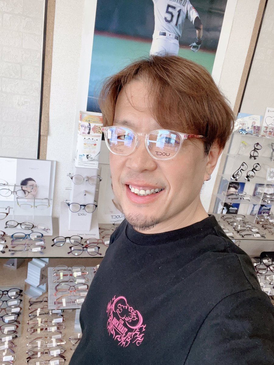 Opt_Fuji's tweet photo. おは富士🗻
昨夜からTwitterを乗っ取��れ下のツイートのような1万もらえたみたいなツイートが上がってることがありますけどボクがツイートしてる訳ではないので絶対にクリックしないで下さい🙇♂️
少なくともボクは1万はもらってないです🤣
今日のメガネは #TiDOU です👓
イタリアデザインで日本製です https://t.co/B8ryEjhsgw