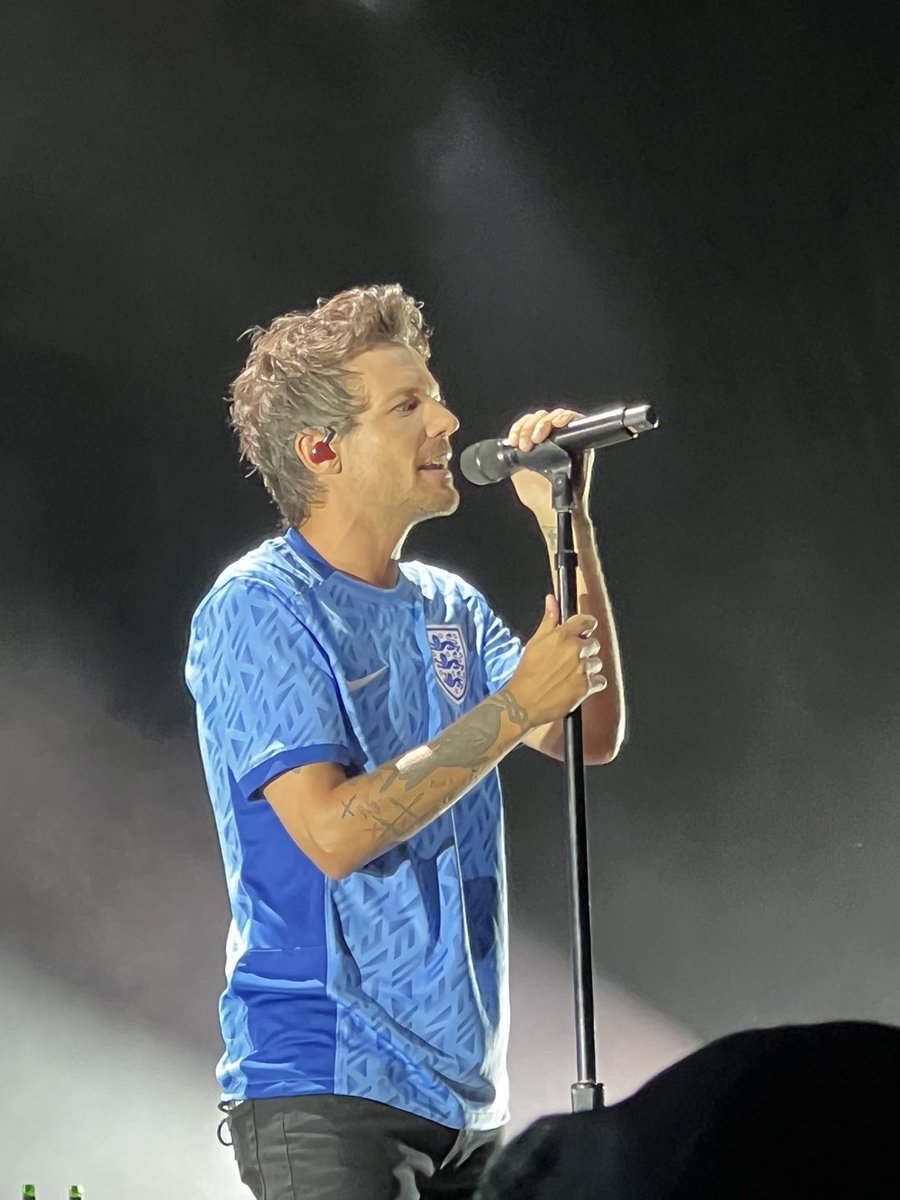 oopsitstini's tweet photo. KURWA LOUIS MNIE Z ZAŁAMANIA PRZYWRÓCIŁ DO ŻYCIA. PODNIESIONA GRZYWKA. PO LATACH ŚWIETLNYCH. MOJA FAV FRYZURA JEGO WRÓCIŁA. LOUIS 2015 W 2023???????? 13 ROCZNICA nara KURQAAAAAAAAAAAAAAAAAAQ https://t.co/gYJSRVszaV