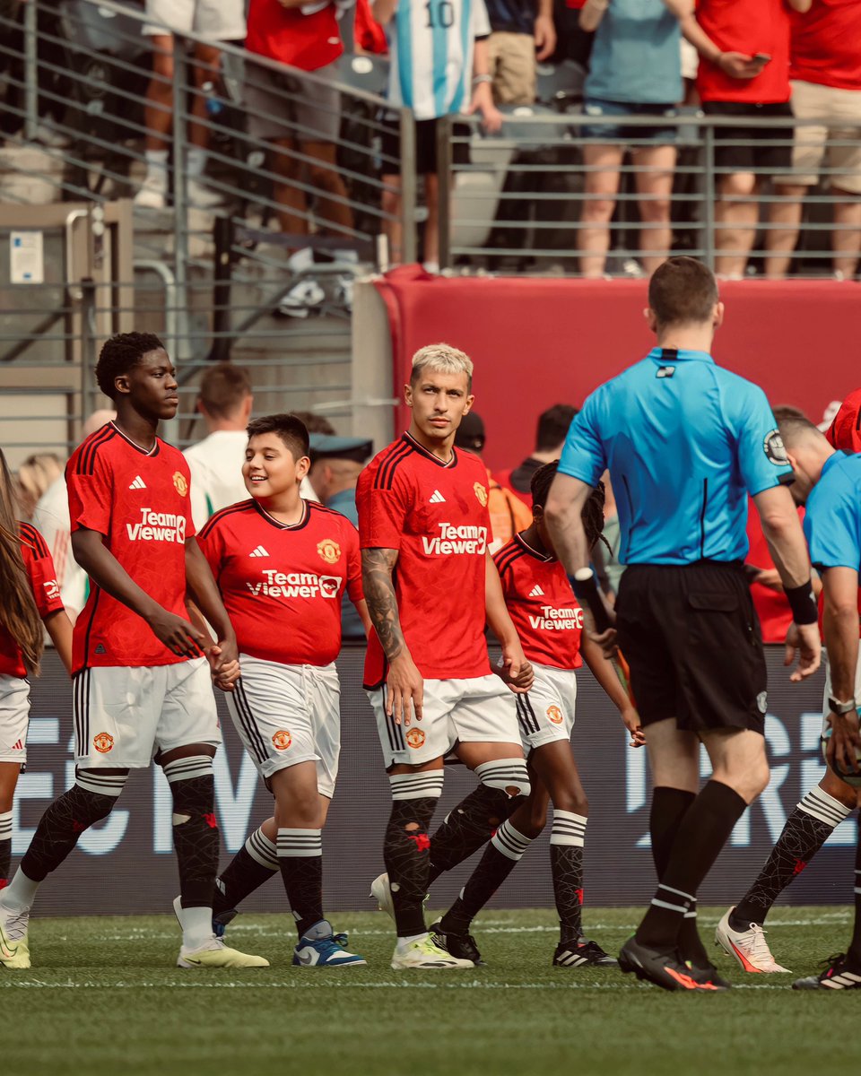 LisandrMartinez's tweet photo. Making progress! We keep going, fully focused on improving ourselves. 💪🏻🔴 

Really nice atmosphere here in NY!! 👏🏻🇺🇸 #MUTOUR23. https://t.co/tHeVKx62IC
