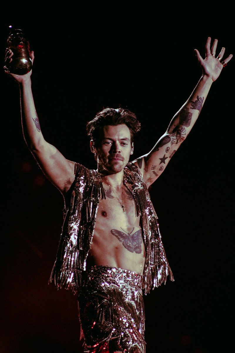 AngelaxHoran's tweet image. 『この夜、この瞬間全て、一生忘れないよ。ライブを観に来てくれたみんな、曲を聴いてくれたみんな、僕のために時間をかけてくれたみんな… 本当にありがとう。

この13年間、みんなの愛とサポートのお陰でステージに立つことが出来た。みんなが思ってる以上に僕の力になったよ。…