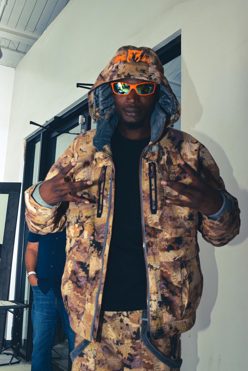 JDXXIV_'s tweet photo. I’m fly as hell and I ain’t gotta walk through TSA 🛫 #TrunkShow https://t.co/qkuwPTOX88