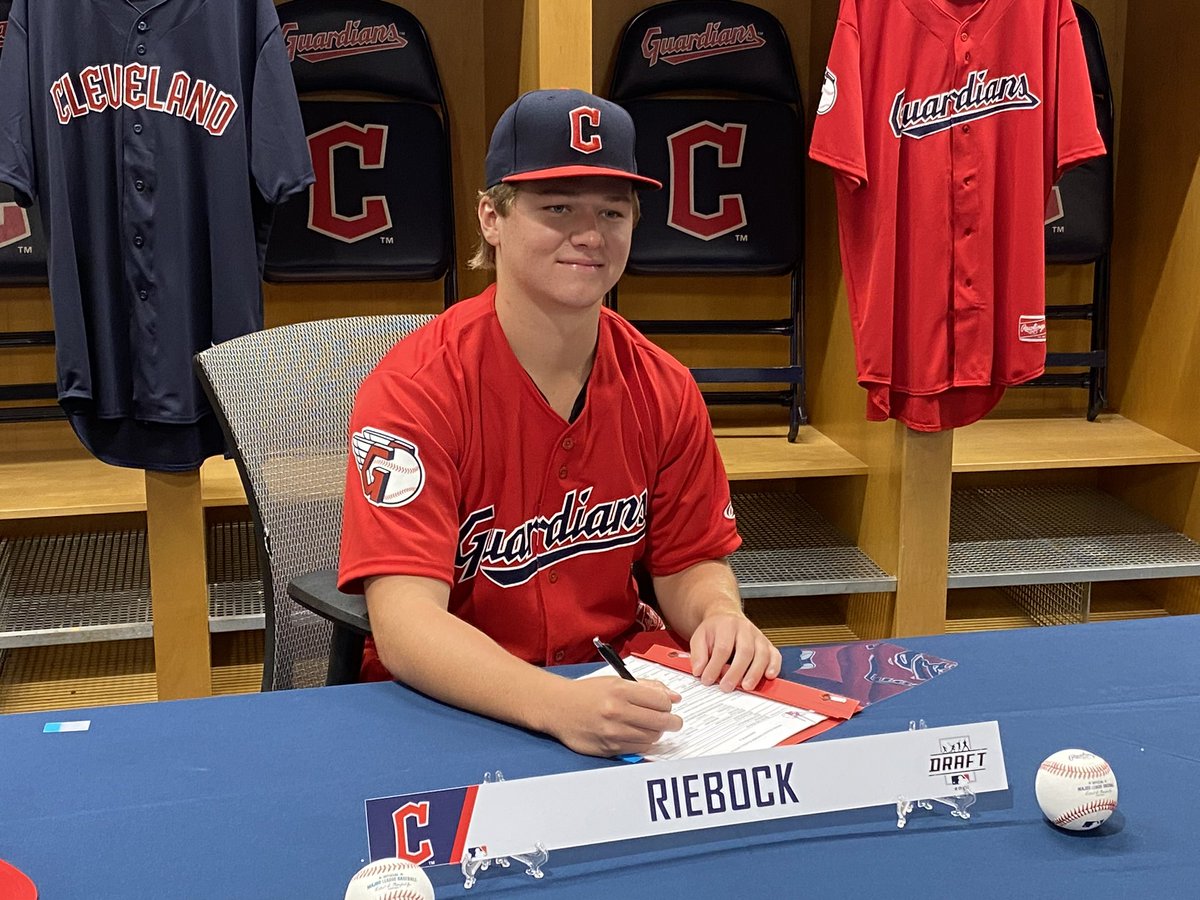𝙊𝙛𝙛𝙞𝙘𝙞𝙖𝙡 ✍🏻

BIG congratulations goes out to Dragon CF <a href="/BarrettRiebock/">Barrett Riebock</a> who put pen to paper today and is now officially a member of the Cleveland Guardians! 

#PJCbaseball #BuiltDifferent #ProDrags
