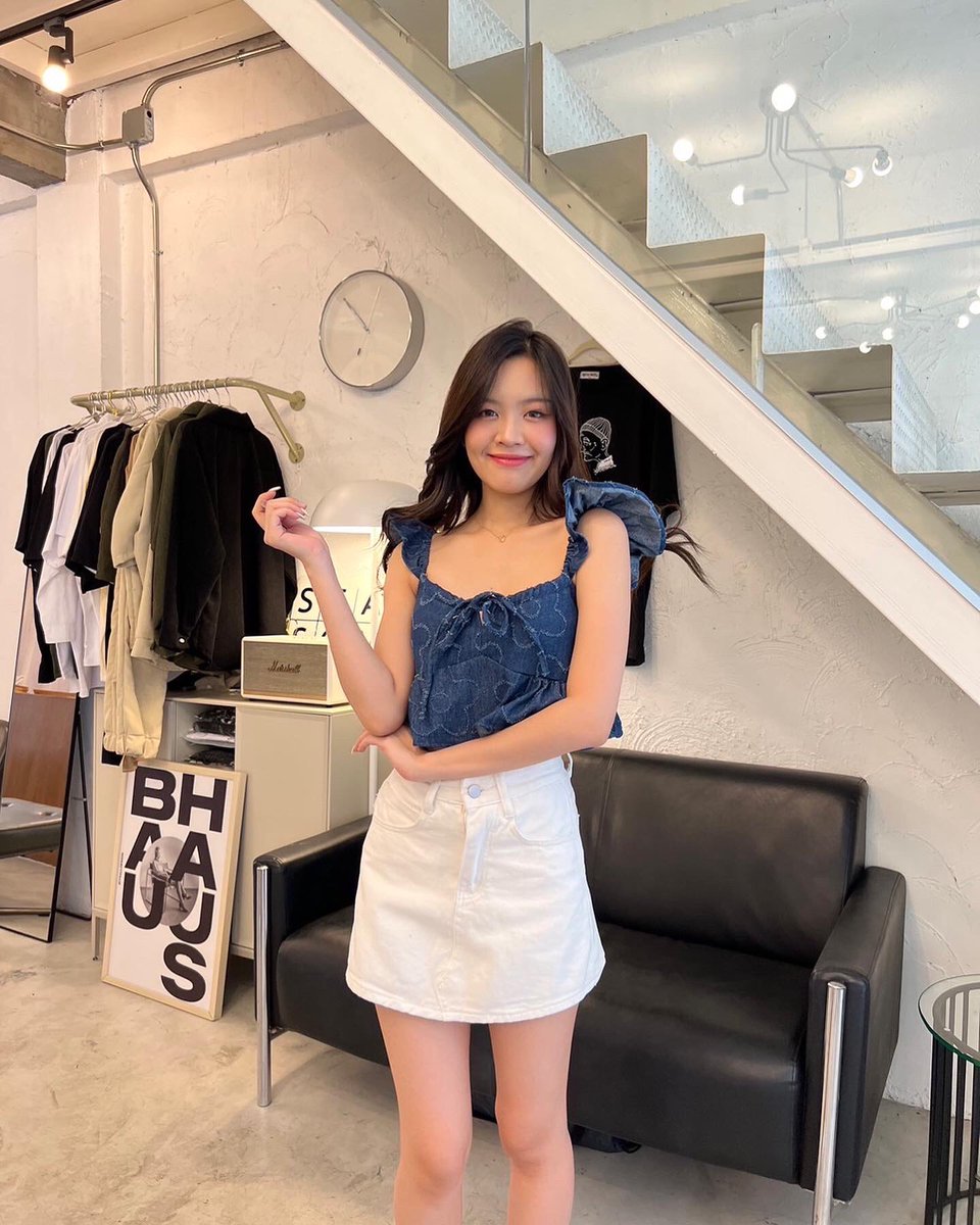 Mayma1304's tweet photo. ☁️Price 150 Baht🧸🧺
〰️〰️〰️〰️〰️〰️〰️〰️
C-005-6🧁

New in ⭐️ สายเดี่ยวแบบใหม่มาแล้วค่า ผ้าลายดอกไม้สุดคิ้วท์ 🌷💘❄️

🍎color : ยีนส์เข้ม 🫧

✿ 𝖲𝗂𝗓𝖾 : ฟรีไซต์ อก 32-36 ยาว 14 “ 
☁️Line : @406sired (มี@) 🎄
#เสื้อครอป #เสื้อผ้าเกาหลี #เสื้อเอวลอย  #เสื้อผ้าน่ารัก https://t.co/VsvRCdEddW