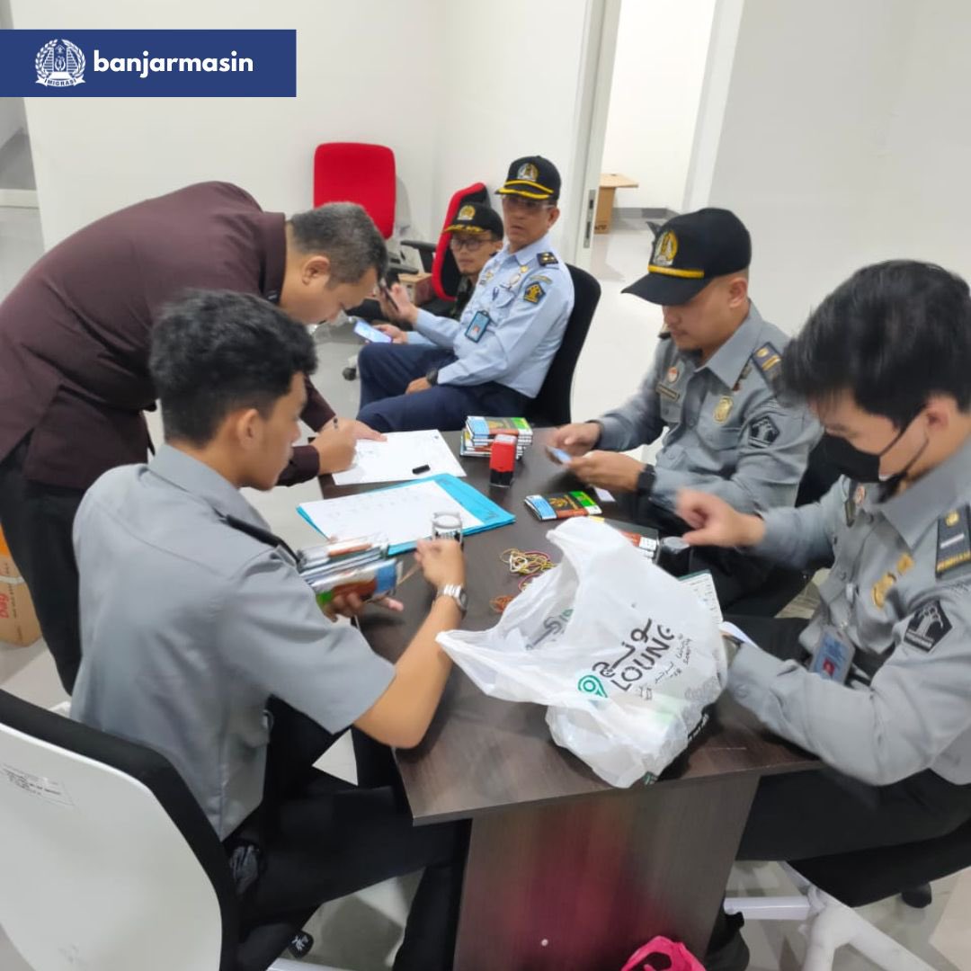 ImigrasiBJM_'s tweet photo. Kantor Imigrasi Kelas I TPI Banjarmasin melaksanakan kegiatan Pemeriksaan Dokumen Perjalanan Jamaah Haji Debarkasi Banjarmasin Tahun 1444H/2023M bertempat di Bandara Internasional Syamsudin Noor Banjarbaru. https://t.co/Hea3z53eCm