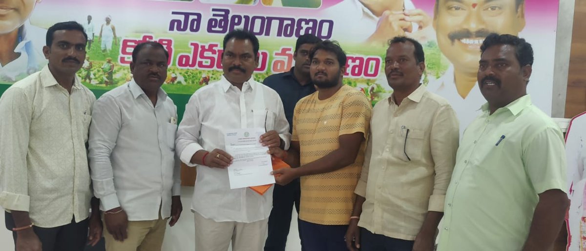 Ravishankar_BRS's tweet photo. రామడుగు మండలం గోపాల్ రావు పేట గ్రామానికి చెందిన A. మల్లేశం గత కొన్ని రోజులు గా అనారోగ్యంతో బాధపడుతుండడంతో విషయం తెలుసుకుని 1,00,000 లక్ష  రూపాయల LOC మంజూరు చేయించి ఇవ్వడం జరిగింది.
@BRSparty 
@KTRBRS 
@SantoshKumarBRS 
@RaoKavitha 
@vinodboianpalli 
@TelanganaCMO https://t.co/ClVWDmFFpa