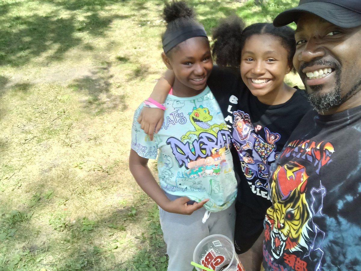 buggwayne's tweet image. Chillin with da twinz. Sipping on #slurpys